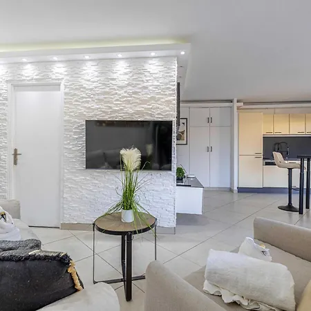 Appartamento With Terrace And Sea View 2min From The