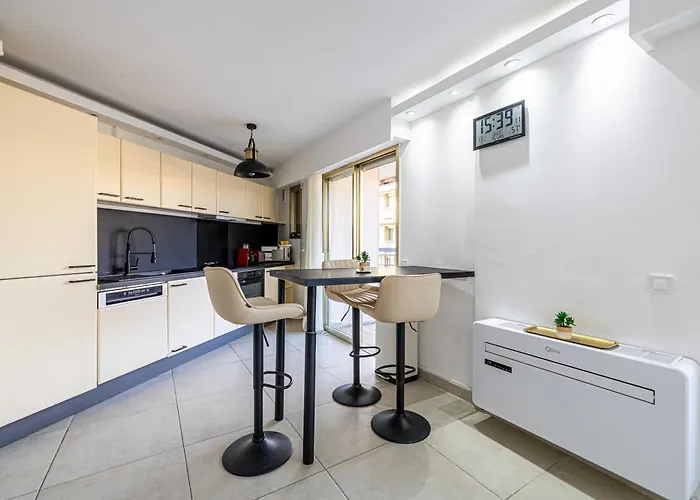 With Terrace And Sea View 2min From The Appartamento Antibes